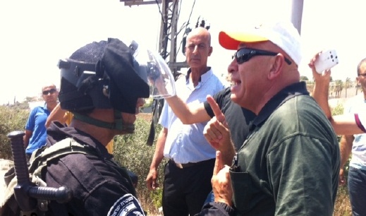 مواجهات بين مواطنين وقوات الشرطة في وادي عارة وإلقاء حجارة وغاز مسيل للدموع